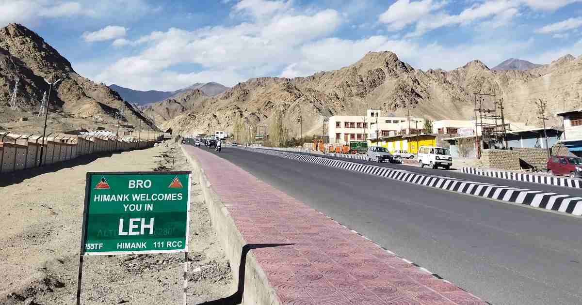 final road sign on the manali to leh bike trip