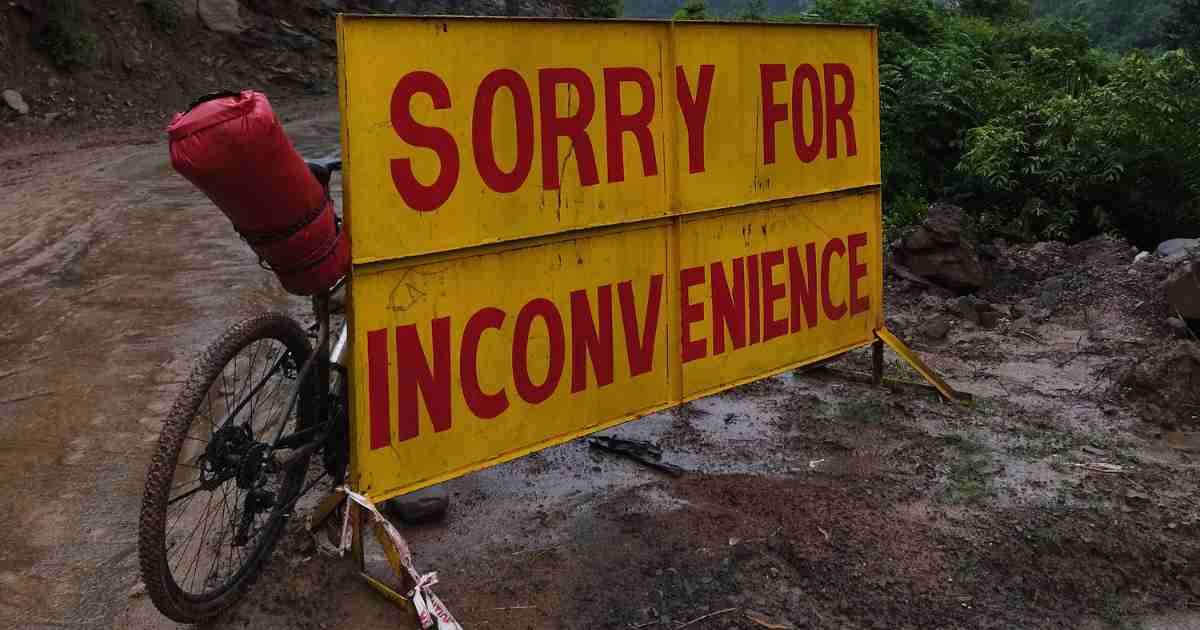 a landslide blocks the road on my manali to leh cycling tour