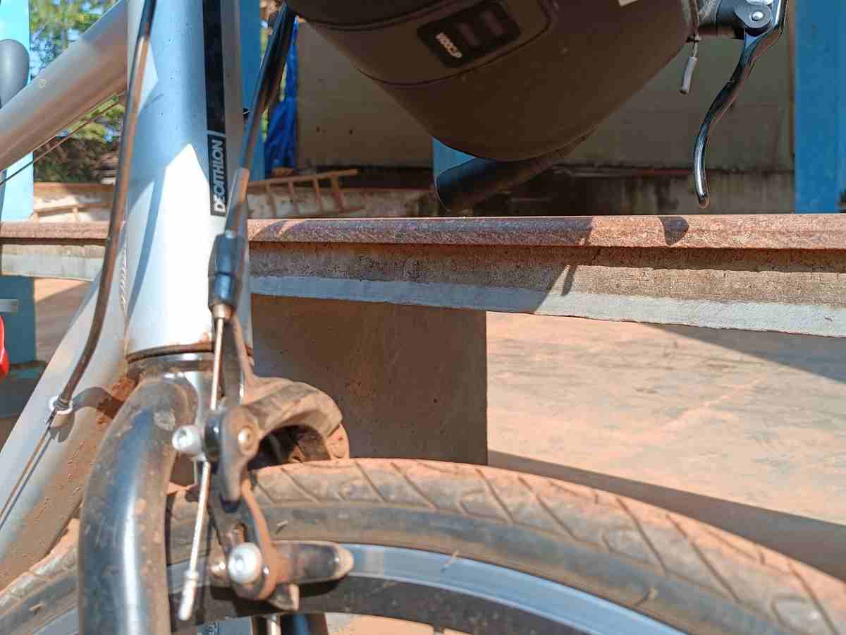 caliper rim brakes fitted to triban 100 road bike