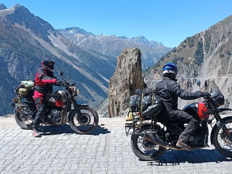 crossing the zoji la on our himalayan 411 adv touring bikes