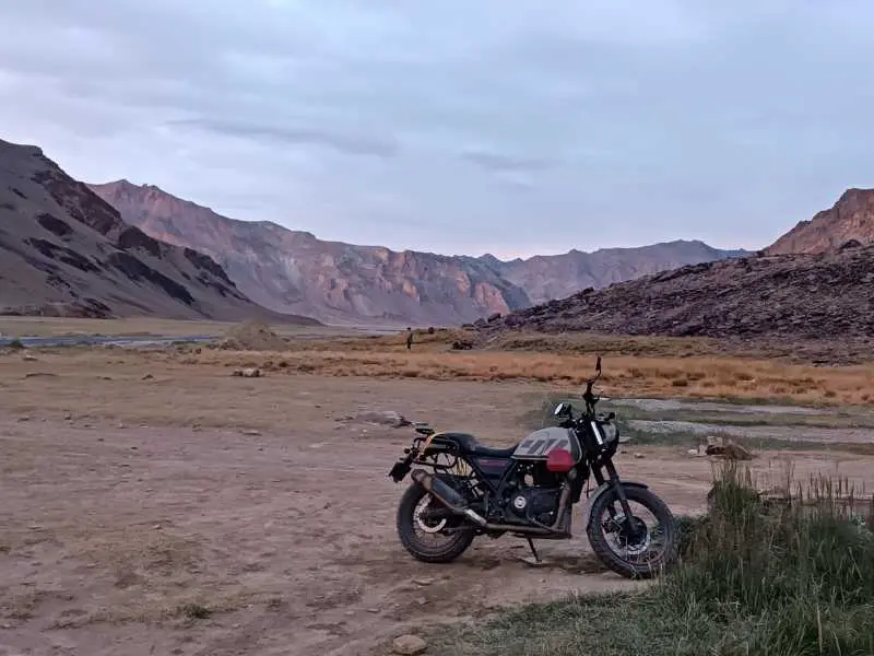 royal enfield scrambler at sarchu camp near ladakh